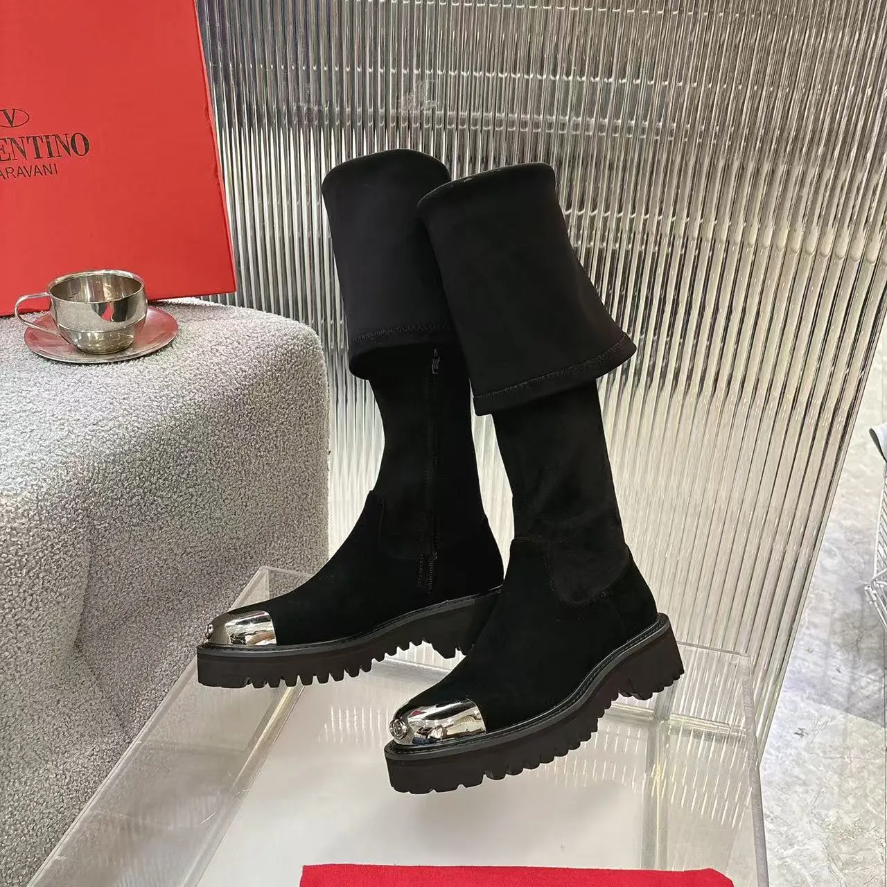 👟👟Ex-factory price 720👟👟 2026𝑉𝐴𝐿𝐸𝑁𝑇𝐼𝑁𝑂 Valentino ♡ͥ | 💫Purchase level🔍 Classic Valentino’s special textured hardware brings out a full sense of luxury After putting it on my feet, I was shocked that my feet looked slimmer! The new season lives up to expectations! Worth buying ❥The original method is absolutely sentimental ❥Elegant style creates a different feeling🙈 Simple temperament style!  ♡ show bdetails ———————————— ⊿▸: Code number｜35-40 (41. Customized) ⊿▸: Material｜Imported calfskin + elastic pu ⊿▸: Lining |Sheepskin ⊿▸: Code number 35-40 (41. Customized)